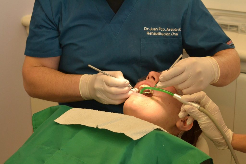 Wisdom teeth removal Hawkesbury expert doing a surgery